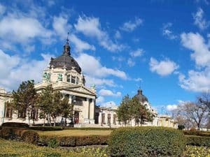 Pogled na predvrt Terme Szechenyi Budimpešta