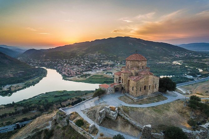 Samostan Jvari in znamenito sotočje dveh rek Gruzija